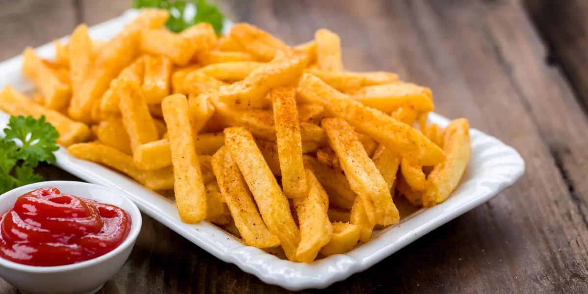 frites dans un bol sur un fond en bois
