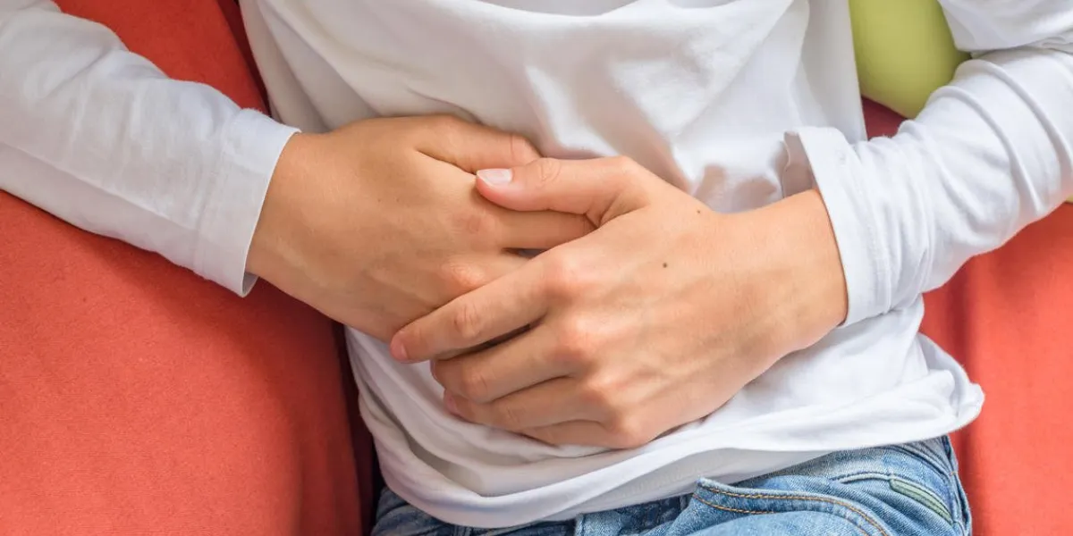 jeune homme souffrant de maux d'estomac, diarrhée, constipation, reflux acide, indigestion, nausée