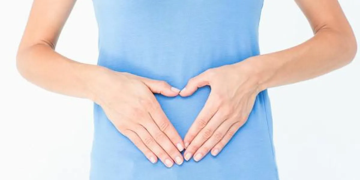 femme casual touchant son ventre