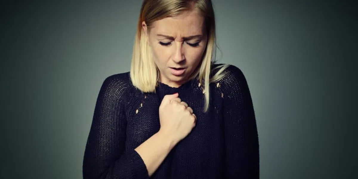 femme avec douleur thoracique