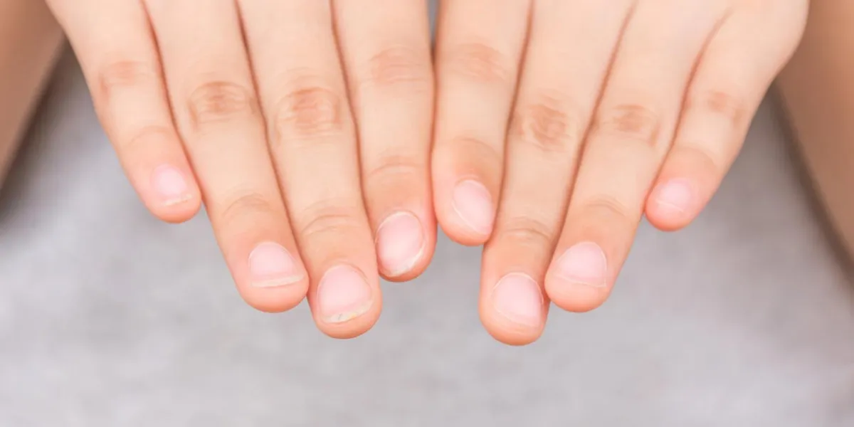 quatre doigts à la main droite ongles longs et sales quatre doigts à gauche avec des ongles courts et des enfants propres doivent couper les ongles courts et propres, garder une bonne hygiène