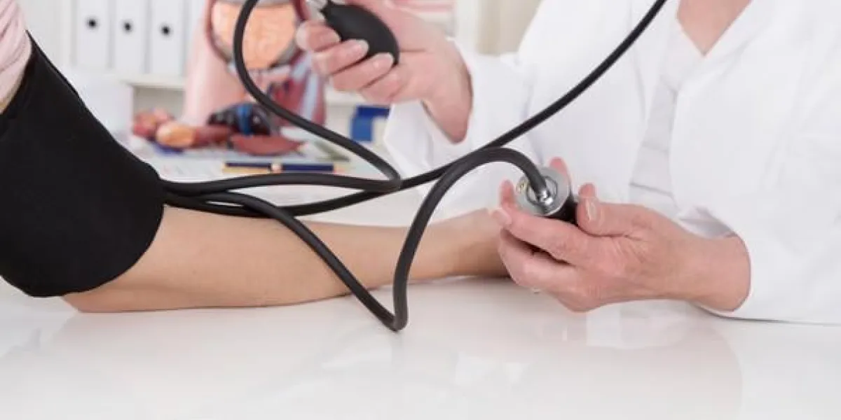 mesurer la tension artérielle avec megert chez le médecin