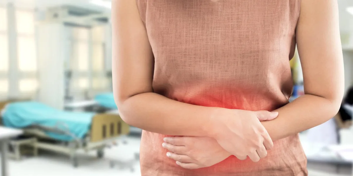 la femme a des maux d'estomac et va à l'hôpital des gens urgents avec le concept de problème de diarrhée