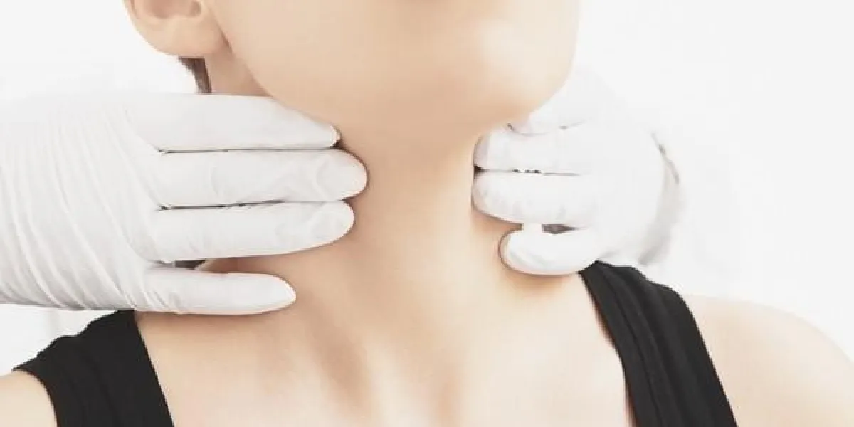 femme visitant sa gorge et son cou par un médecin