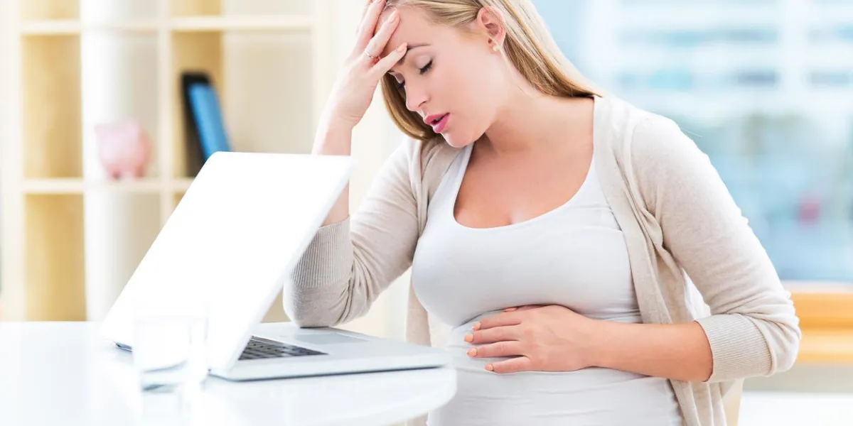 femme enceinte fatiguée de travail