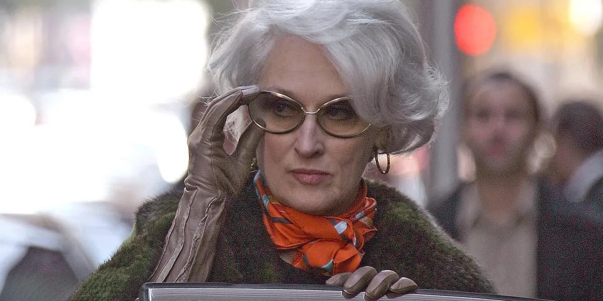 us actrice meryl streep joue sur l'ensemble de son dernier film 'le diable porte prada' à new york city, ny le 2 octobre 2005 photo par charles guerin abacapresscom, 84968 03 new york city