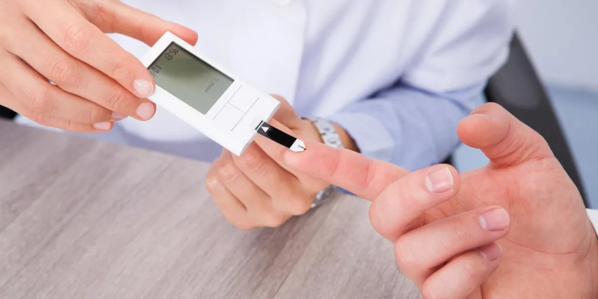 gros plan, docteur, tenue, doigt, patient, vérification, niveau sucre