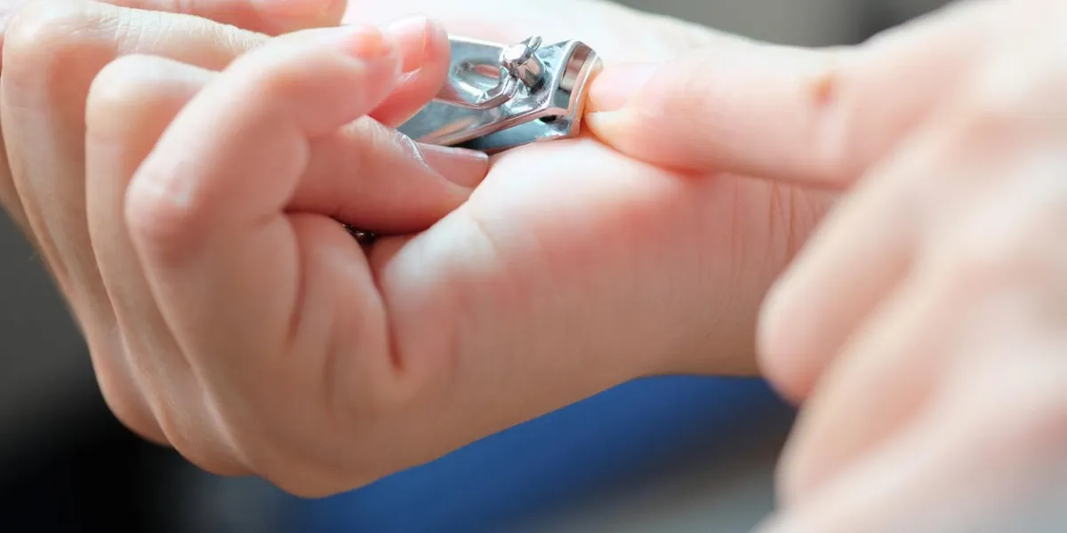 couper les ongles en utilisant un coupe-ongles