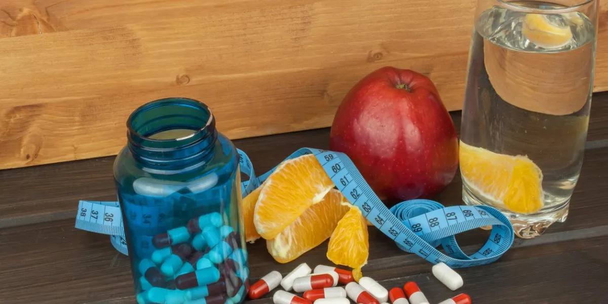 verres d'eau et de suppléments de fruits et de vitamines pour le régime alimentaire alimentaire pour la perte de poids régime contrôlé