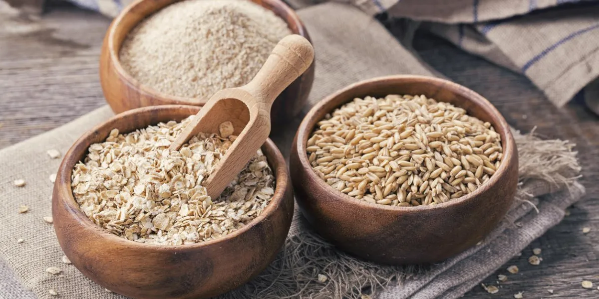 flocons d'avoine, graines et son dans des bols