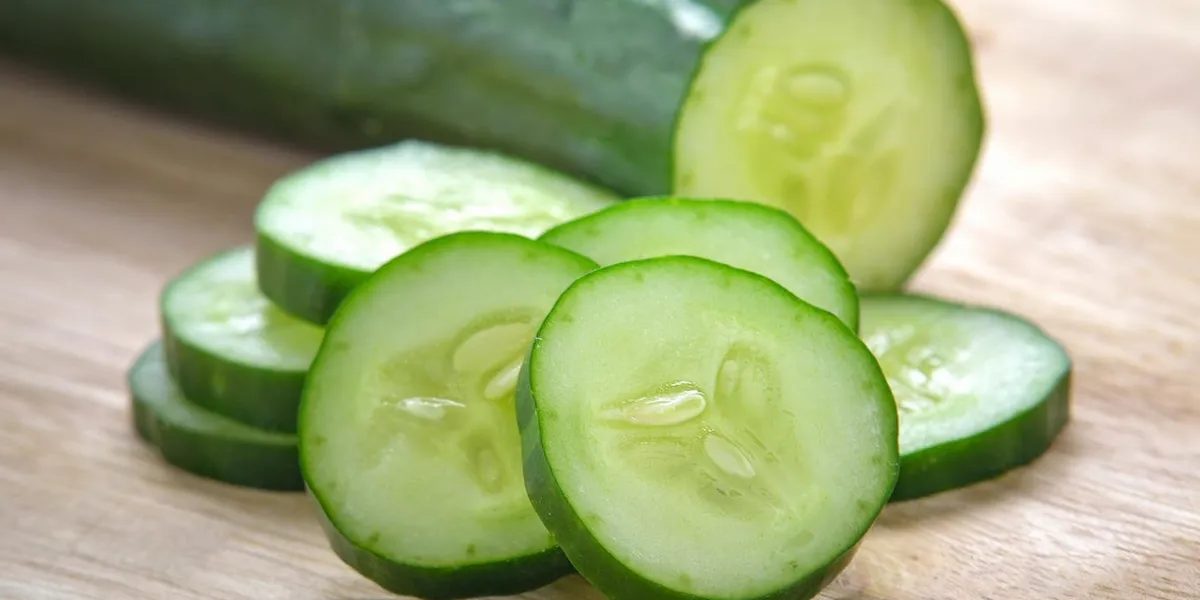 tranches de concombre frais sur fond de bois