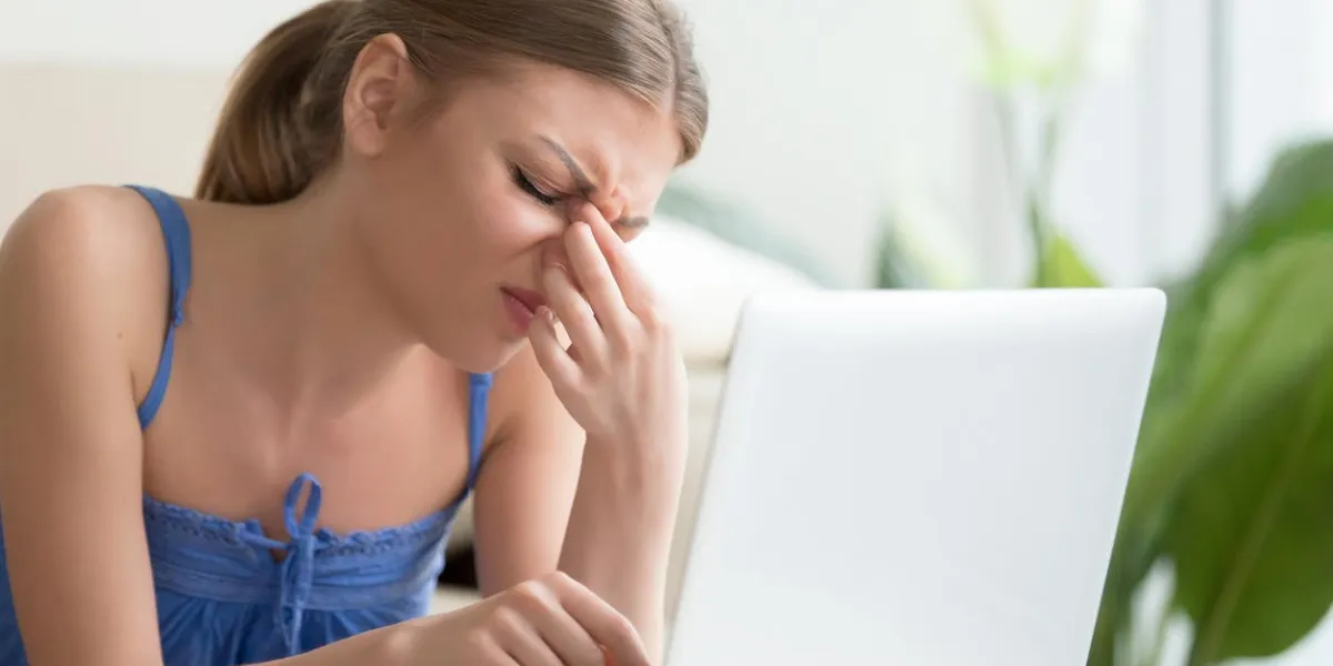 fatigué d'ordinateur jeune femme touchant le pont du nez, se sentir mal de tête, souffrant de migraine ou de vision floue, étudiant adolescent épuisé ayant des problèmes de vue après un long travail d'étude sur ordinateur portable