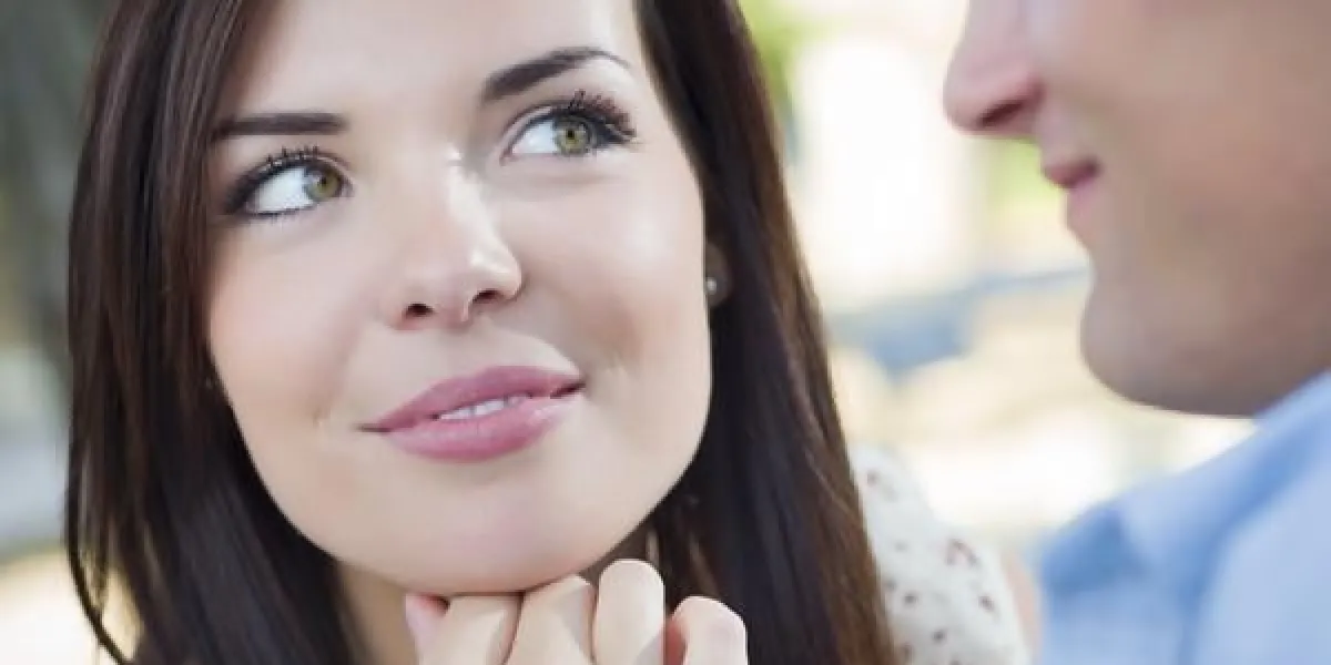 portrait de couple romantique heureux métisse dans le parc