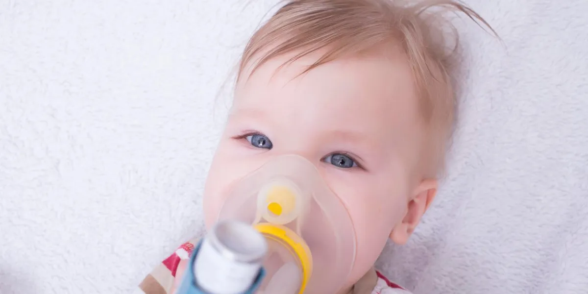 nourrisson utilisant un inhalateur contre l'asthme