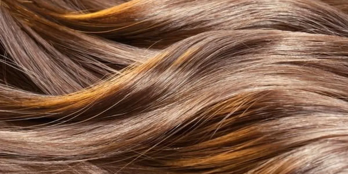 belle texture de cheveux brillants en bonne santé avec des stries dorées en surbrillance