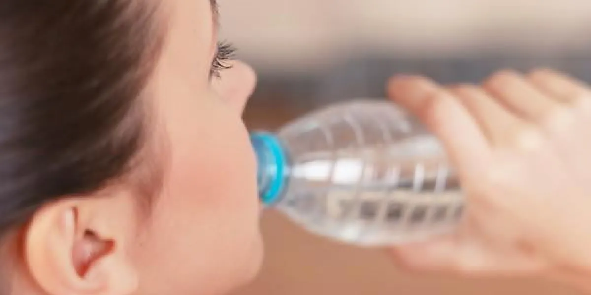 ressentir la soif de vue de jeune brune après avoir fait du sport