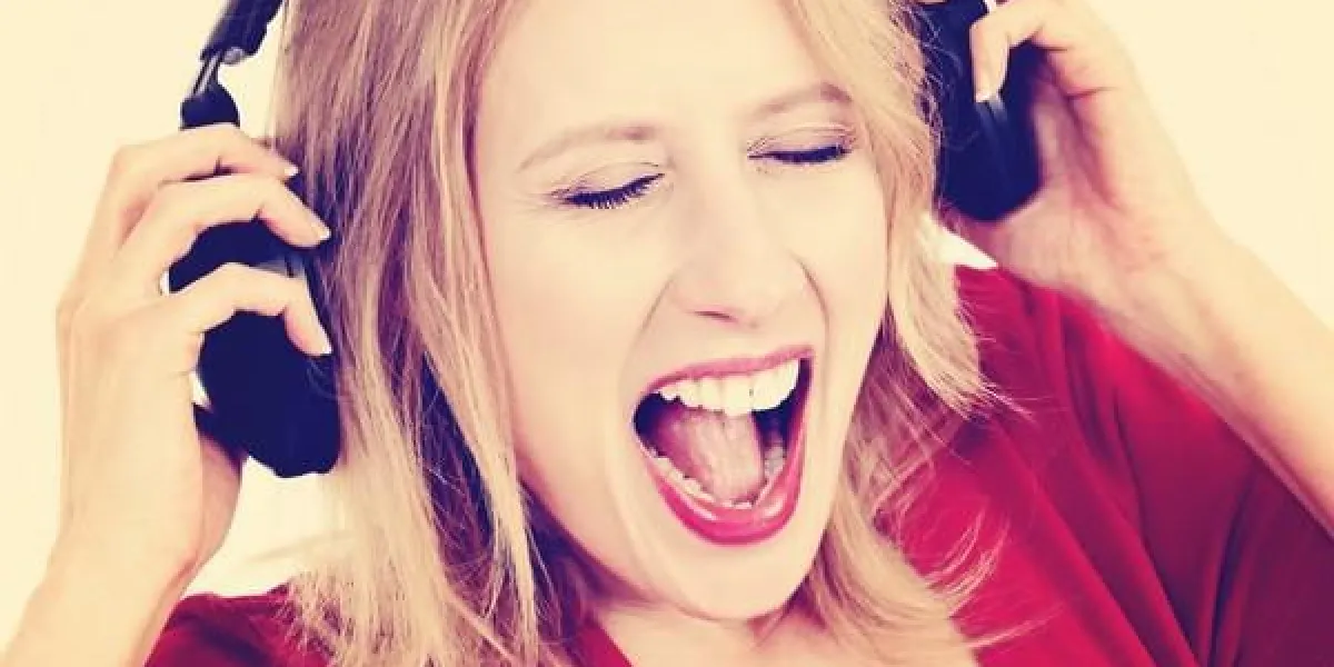 femme avec couteurs coutant musique