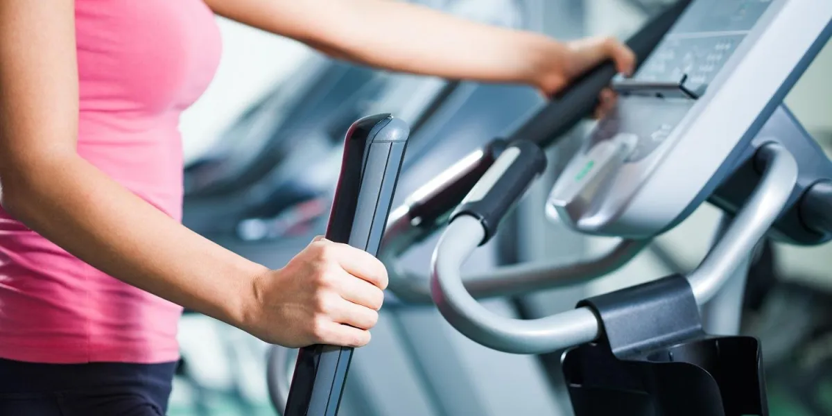 femme exerçant sur tapis roulant dans la salle de gym