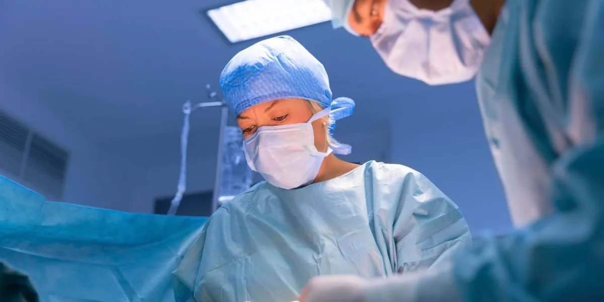 chirurgiens effectuant une chirurgie dans le théâtre d'opération