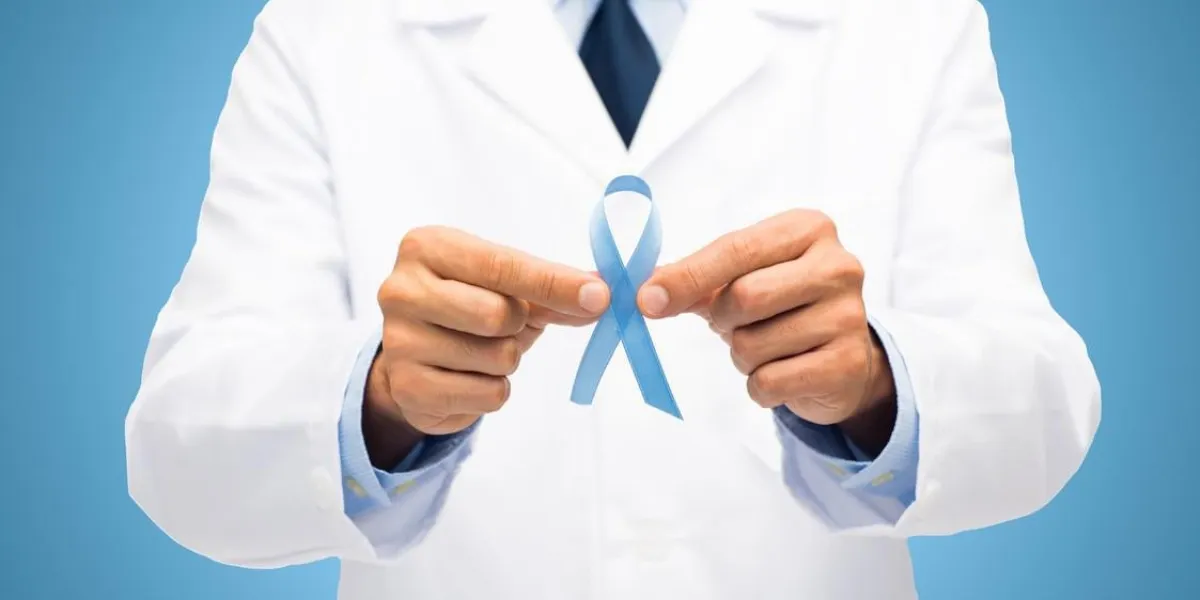 concept de soins de santé, profession, personnes et médecine - gros plan de mains de médecin homme tenant ruban de sensibilisation de cancer