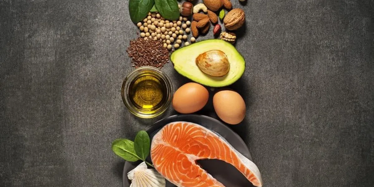 sélection de steak cru de saumon avec des ingrédients frais sur fond gris