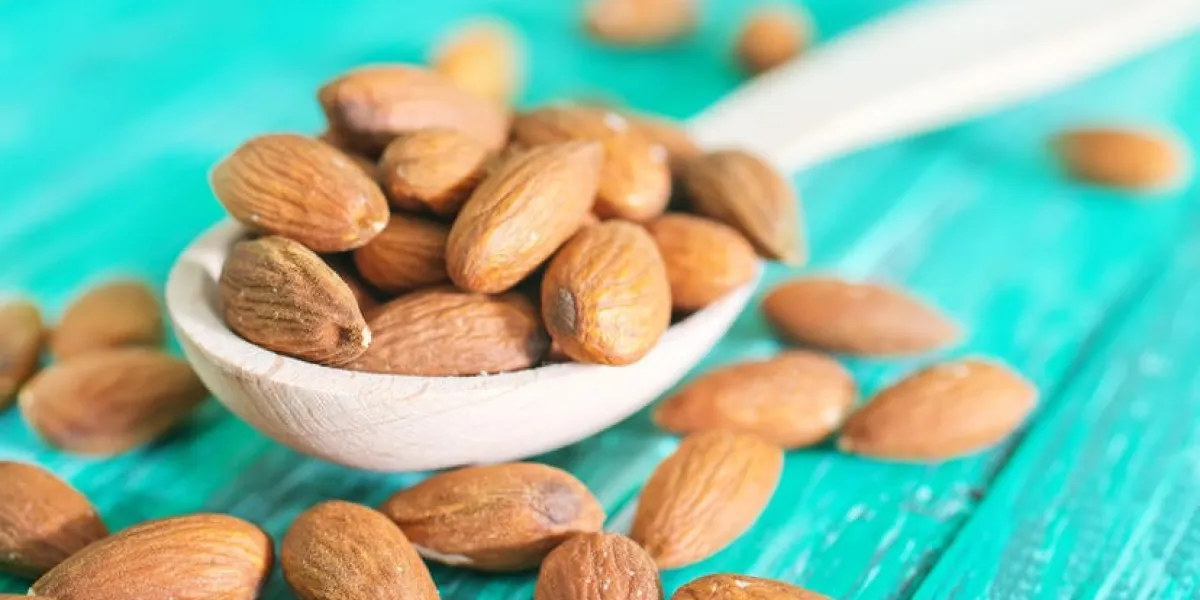 amande en cuillère et sur une table