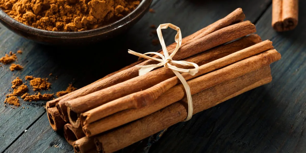 cannelle brune brute organique sur un fond