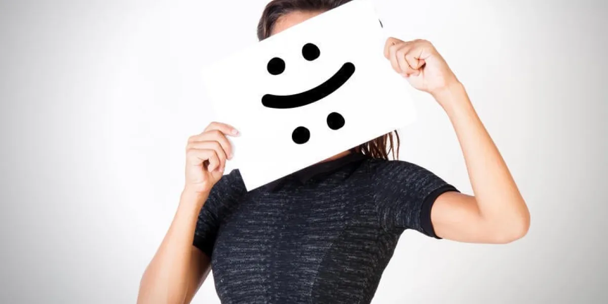 jeune femme faisant face à un trouble bipolaire - expression joyeuse et triste à deux visages