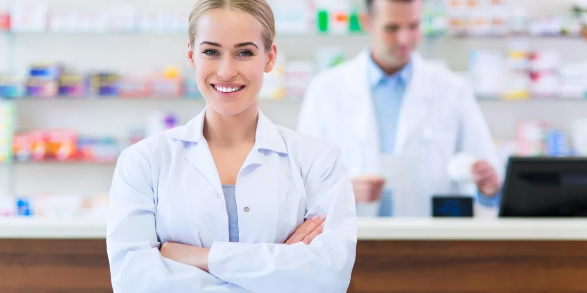 pharmaciens femmes et hommes en pharmacie
