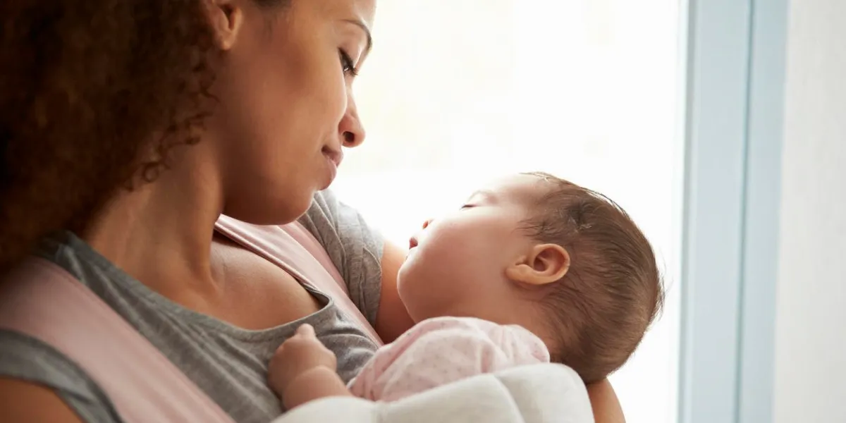 gros plan de mère câlins bébé fille à la maison