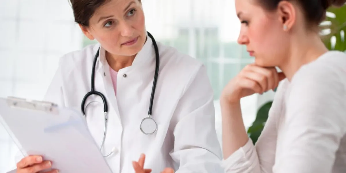 médecin expliquant le diagnostic à sa patiente