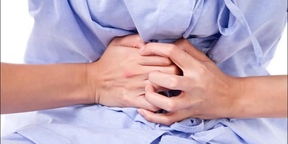 femme malade souffrant de maux d'estomac