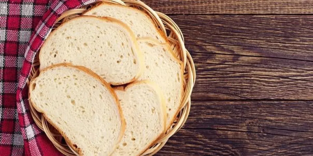 tranches de pain dans une assiette en osier sur une table en bois vintage avec espace copie
