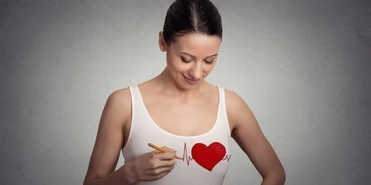 battement de coeur jeune femme dessinant un coeur sur son t-shirt