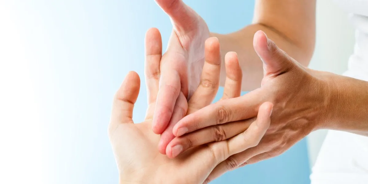 macro, gros plan, de, thérapeute, mains, faire, curatif, massage, sur, femme, main