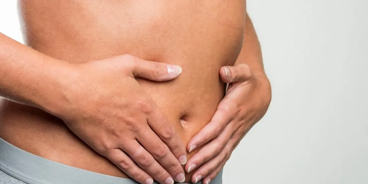 les mains sur la taille