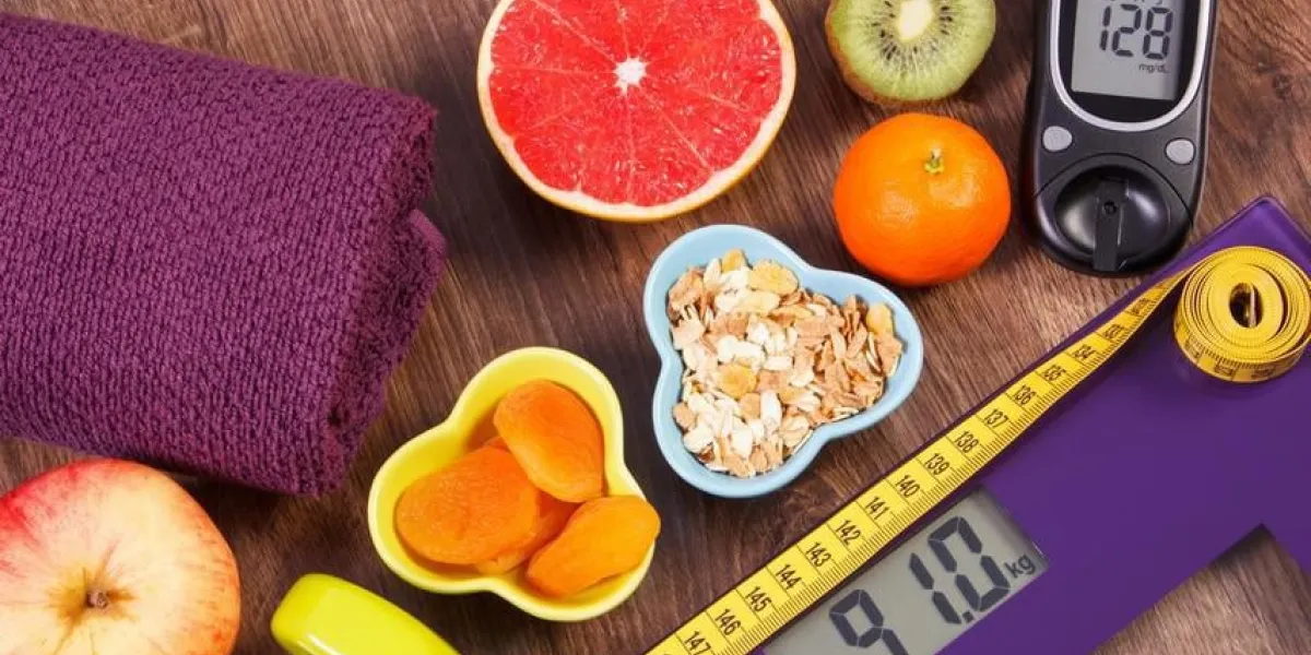 balance de salle de bain électronique et lecteur de glycémie avec résultat du poids de mesure et du niveau de sucre, des aliments sains et des haltères pour la forme physique, concept de modes de vie sains, diabète et minceur
