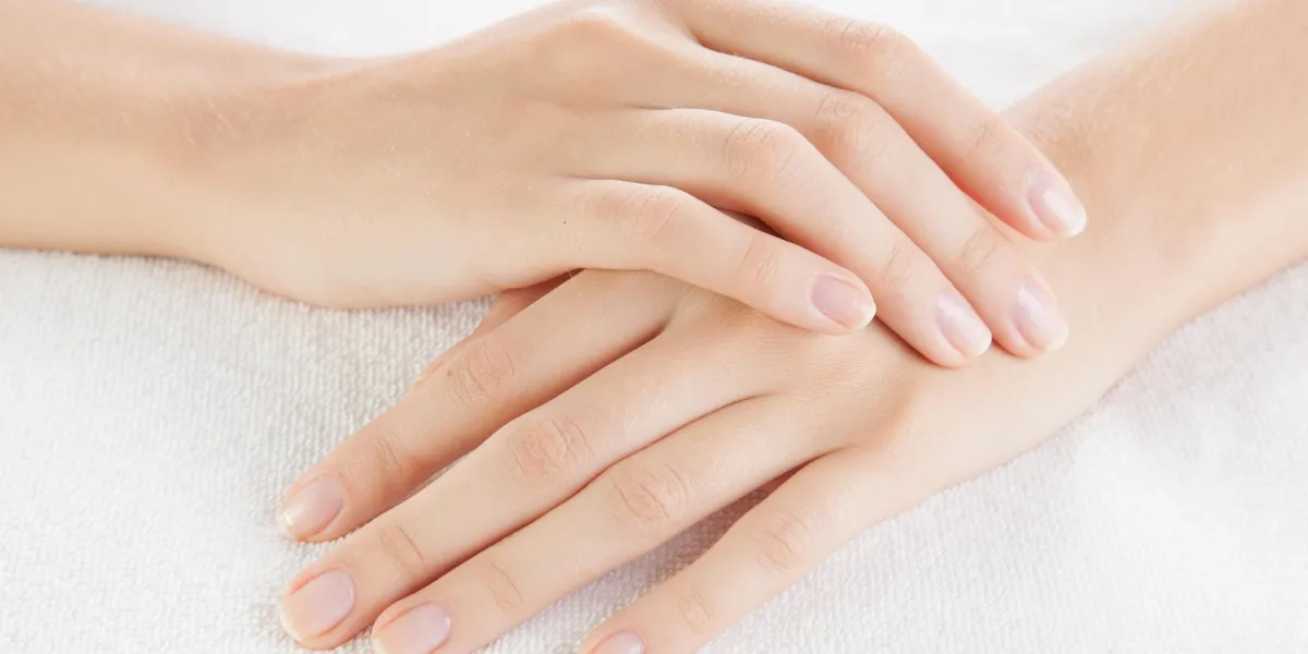 mains de belle femme sont sur une serviette