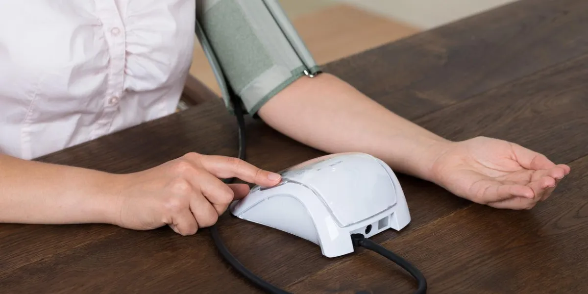 gros plan, de, femme affaires, mesurer, tension artérielle, à, bureau