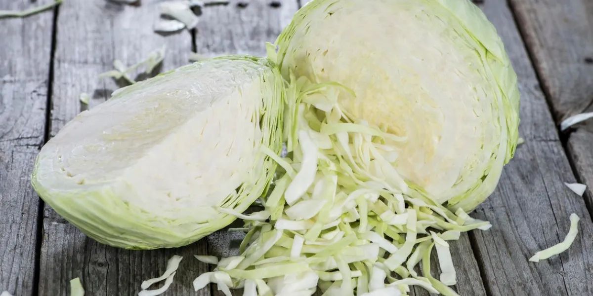 salade de chou frais sur fond en bois vintage