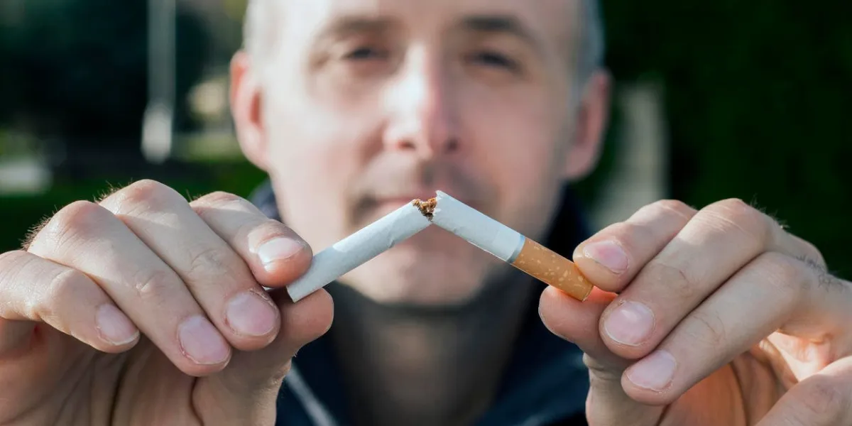 geste pour cesser de fumer, anti-tabac, cigarette homme écrasant la main, homme non fumeur a décidé d'arrêter tabagisme pour cesser de fumer, anti-tabac, cigarette homme écrasant la main, homme non-fumeur a décidé d'arrêter de fumer