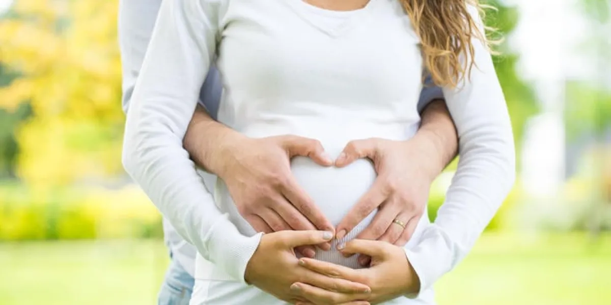 heureux et jeune couple enceinte dans le parc en été sony a7, objectif 100 f28 l canon