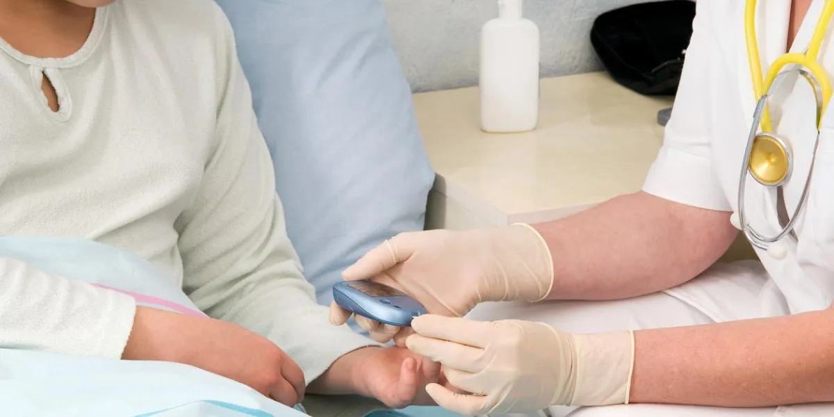 le patient passe le test pour un niveau de sucre dans le sang