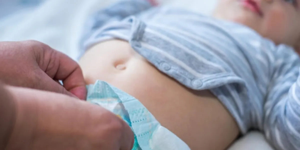 gros plan de la main qui change les couches douces de bébé garçons