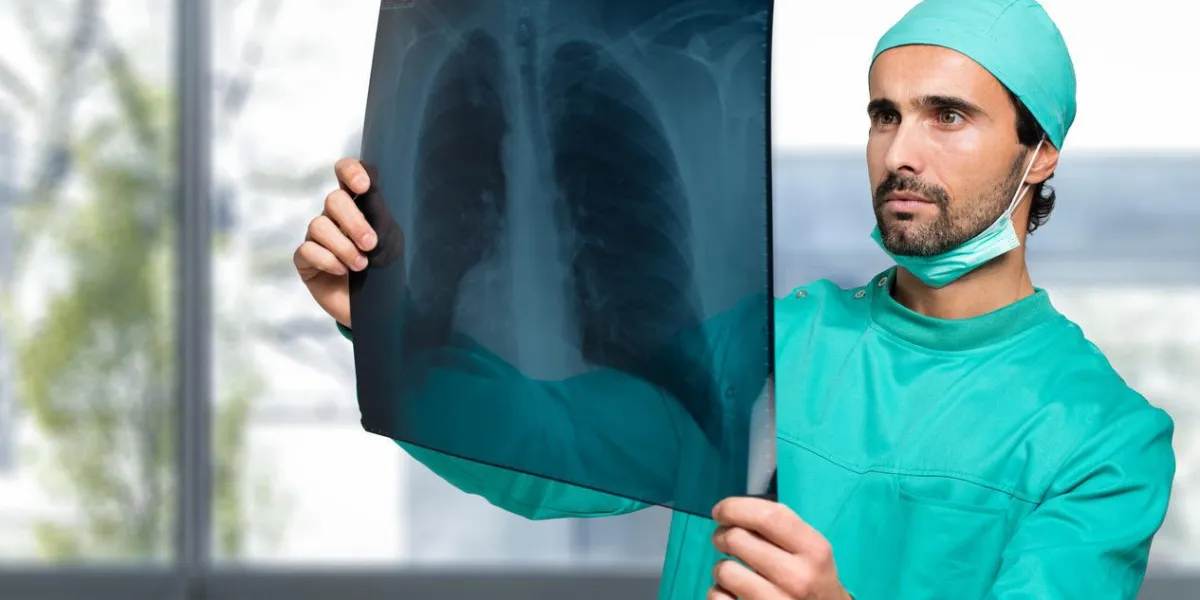 portrait d'un médecin regardant une radiographie