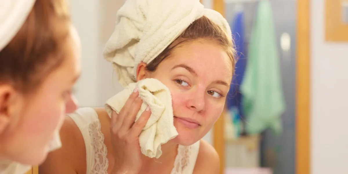 femme, nettoyage, lavage, elle, figure, à, eau propre, dans, salle bains fille, prendre soin, de, elle, teint, matin, hygiène, soin peau soin