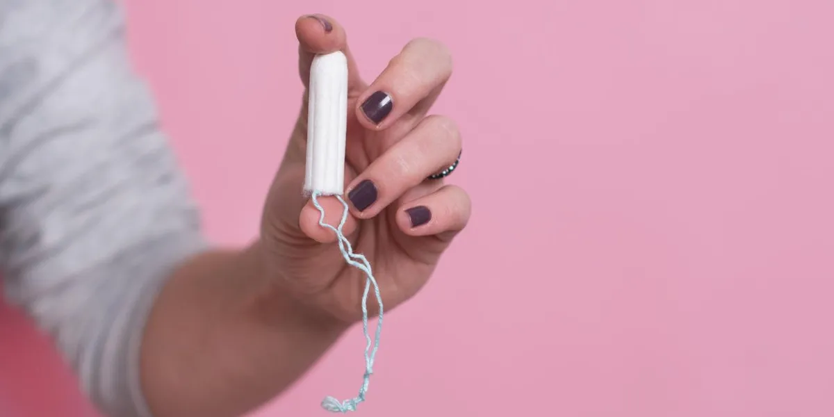 main de la femme tenant un tampon de coton propre
