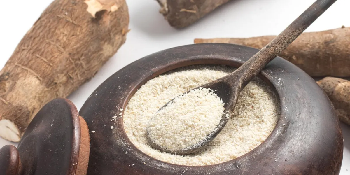 farine de manioc farinha de manioc farofa isolé sur fond blanc