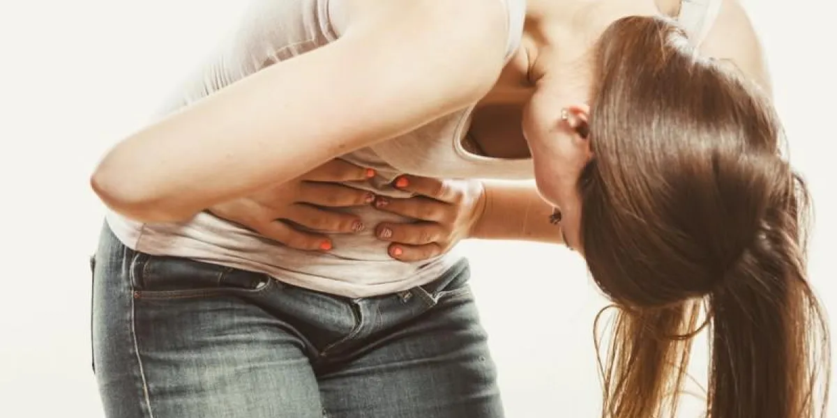 femme souffrant de maux de ventre fille ayant la santé de la période maux de ventre