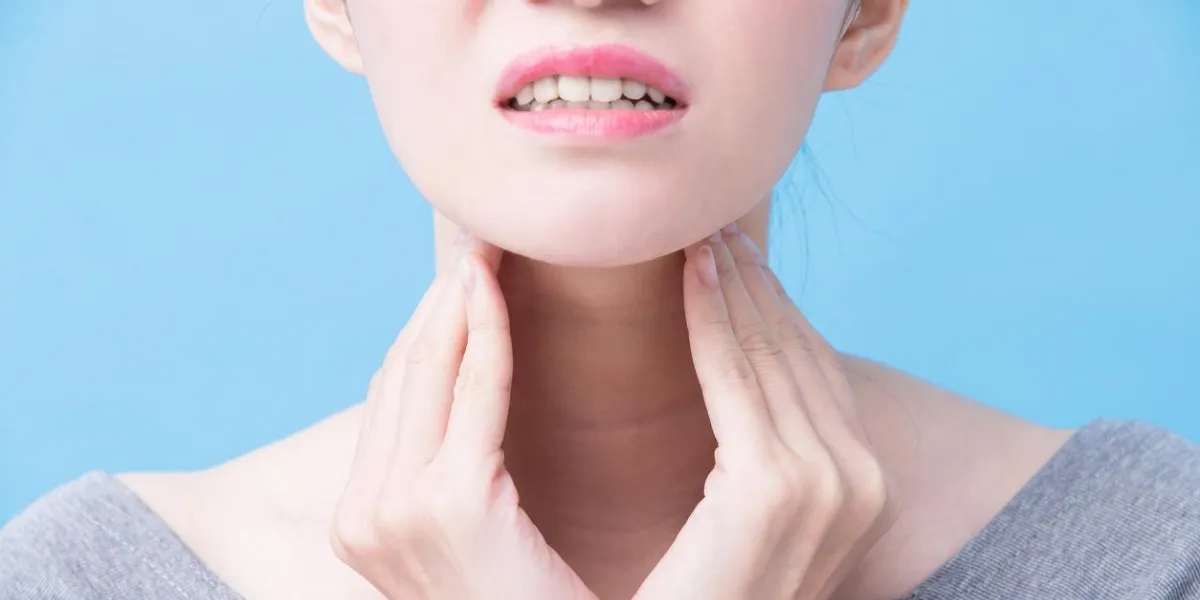 women with thyroid gland problem on the blue background